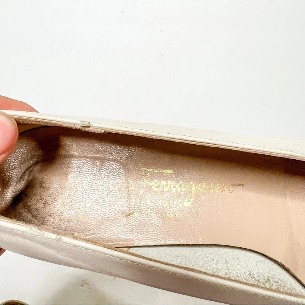 Salvatore Ferragamo White Heels Bow Gold Logo Size 7 E Women’s